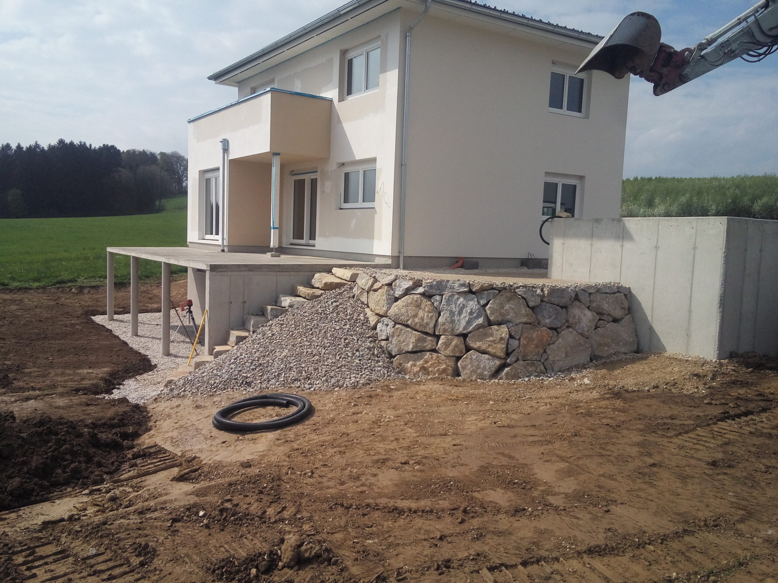 Steinmauer zur Erweiterung der Terassenfläche